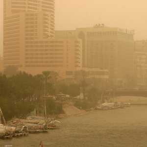 يفضل استخدام الكمامات خلال العواصف الترابية