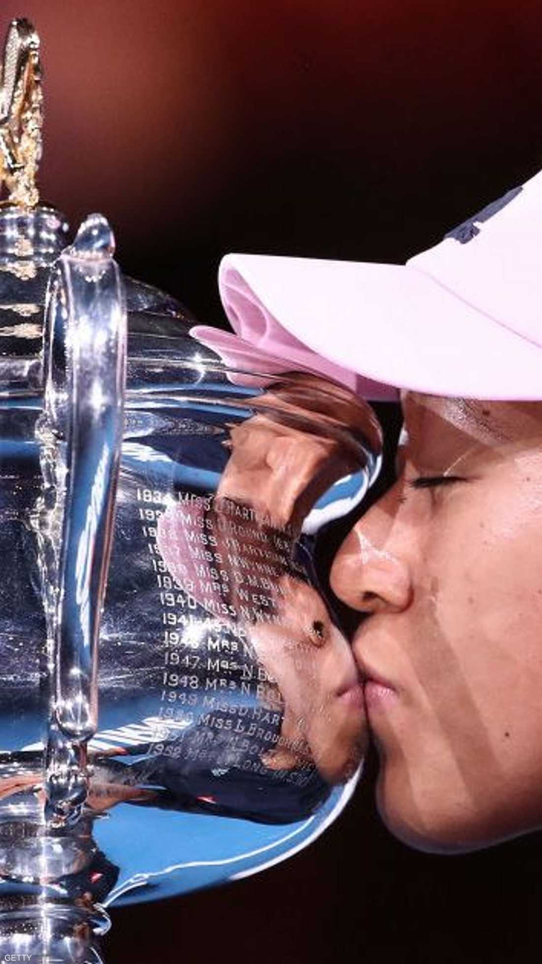 أصبحت نعومي أوساكا أول لاعبة آسيوية تتصدر التصنيف العالمي للاعبات التنس المحترفات، الذي سيصدر، الاثنين.