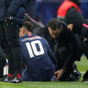 تعرض نيمار للإصابة وخرج من المباراة