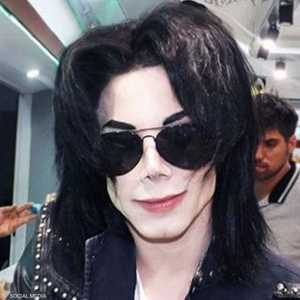 الشاب أنفق أكثر من 30 ألف دولار على عمليات التجميل.