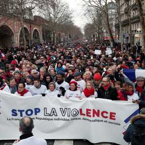 تقول حركة الأوشحة الحمراء إنها لا تدعم الرئيس ماكرون