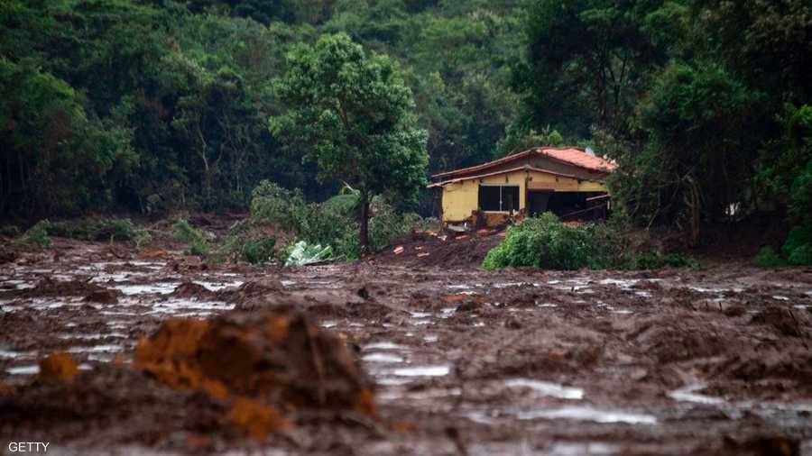 أدى انهيار السد في منجم كوريغو دو فيغاو التابع لشركة فاليفي جنوب شرقي البرازيل إلى دفن منشآت التعدين ومنازل قريبة في بلدة برومادينهو.