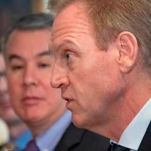 وزير الدفاع الأميركي بالوكالة باتريك شاناهان (يمين)