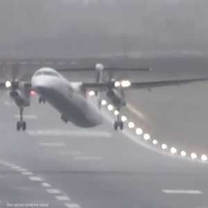 الرياح تتلاعب بطائرة في بريطانيا