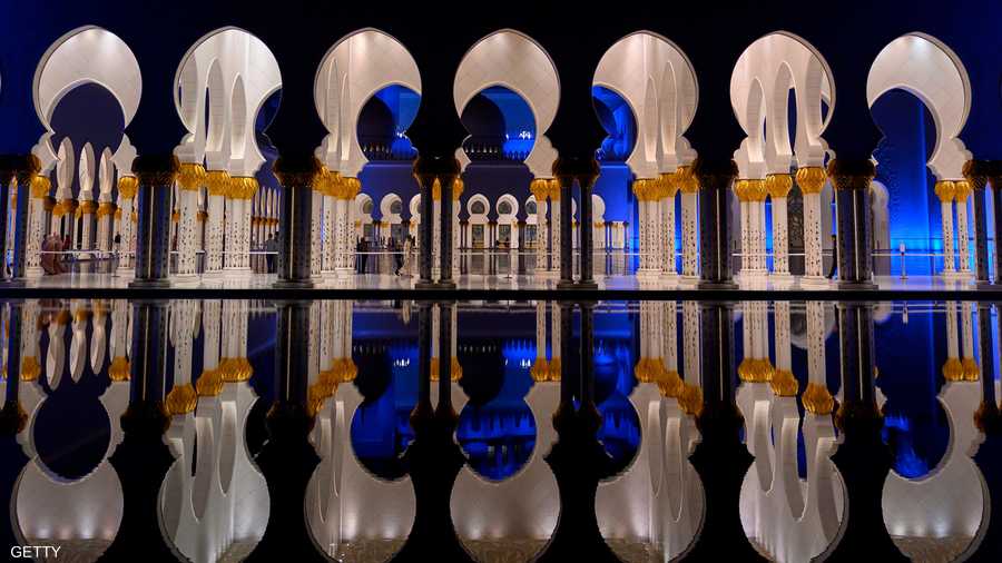 أمر مؤسس دولة الإمارات ببناء المسجد ليكون رمزاً يجسد رسالة الإسلام المتمثلة في السلام والتسامح والتعايش مع الآخر.