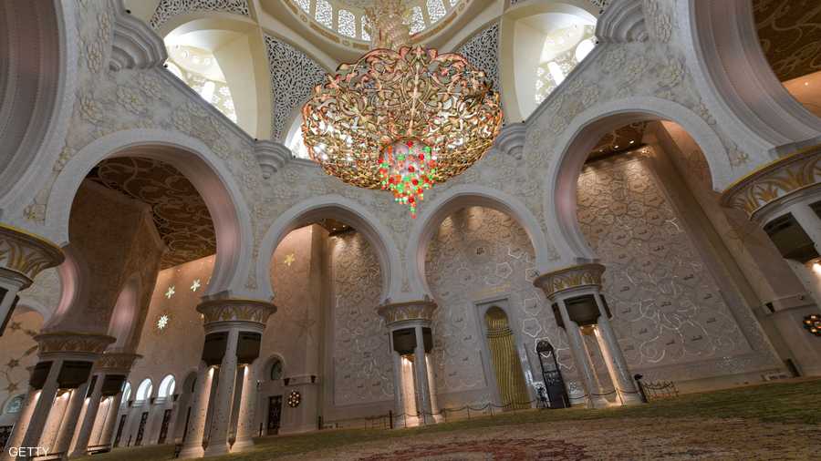 تُزيّن الجامع ثريات مطعّمة بذهب عيار 24 قيراطاً، وتغطّي أرضيته أكبر سجادة يدوية الصنع في العالم. كما تتدلّى في قاعة الصلاة الرئيسية واحدة من أكبر الثريات في العالم.