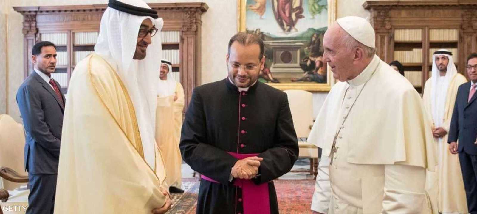 محمد بن زايد مع البابا خلال زيارته للفاتيكان عام 2016