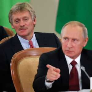 الرئيس الروسي فلاديمير بوتن وخلفه ديميتري بيسكوف