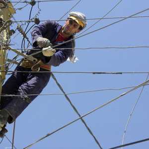 تستخدم محطات الكهرباء اللبنانية وقودا ثقيلا مرتفع التكلفة