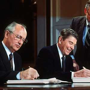 ريغان وغورباتشوف يوقعان على المعاهدة في ديسمبر 1987