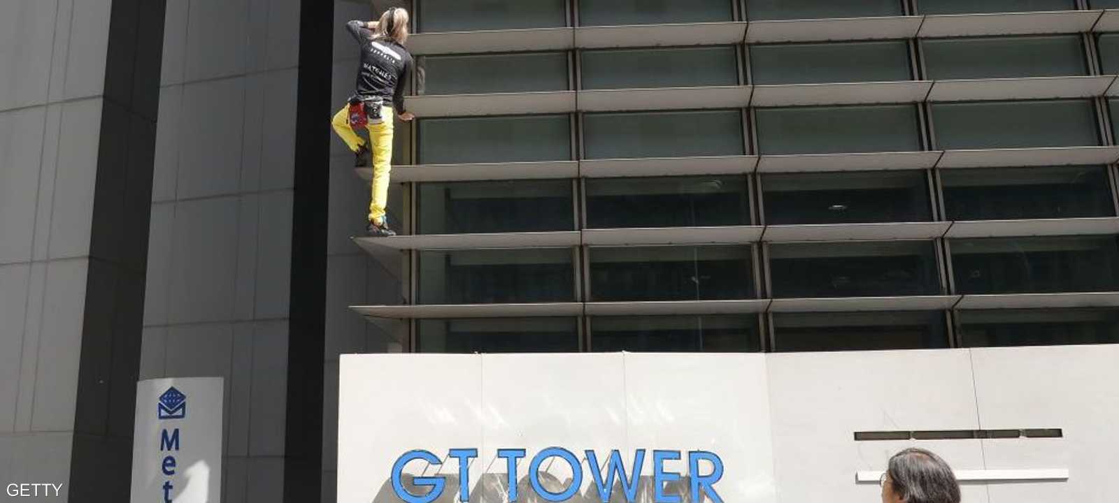 الرجل العنكبوت تسلق برج "جي.تي" في مانيلا.