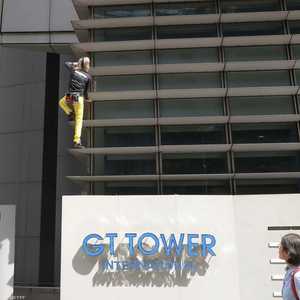 الرجل العنكبوت تسلق برج "جي.تي" في مانيلا.