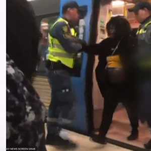 عناصر الأمن يطردون حاملا من القطار بسبب تذكرة