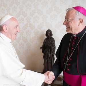 المطران بول هيندر والبابا فرنسيس