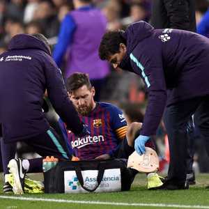 ميسي خلال تلقيه العلاج