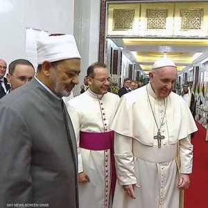 شيخ الأزهر كان في استقبال البابا فرنسيس في مطار أبوظبي