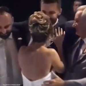 مساعدة "لا تقدر بثمن" لعريس مشلول في زفافه