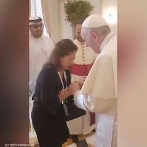 دموع "مؤثرة" لفلبينية بين أيدي البابا فرنسيس