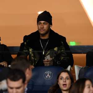 بن عرفة (على اليمين) تم تجميده لأكثر من عام