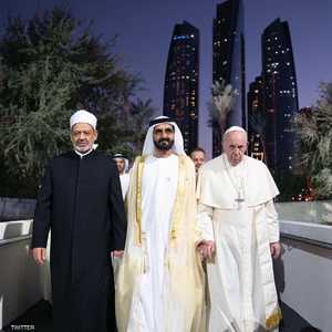 الشيخ محمد بن راشد ممسكا بيدي شيخ الأزهر والبابا فرنسيس
