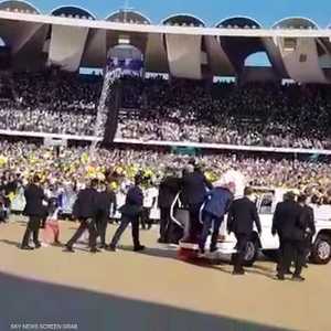البابا فرنسيس يفاجئ حراسه والسبب.. طفلة