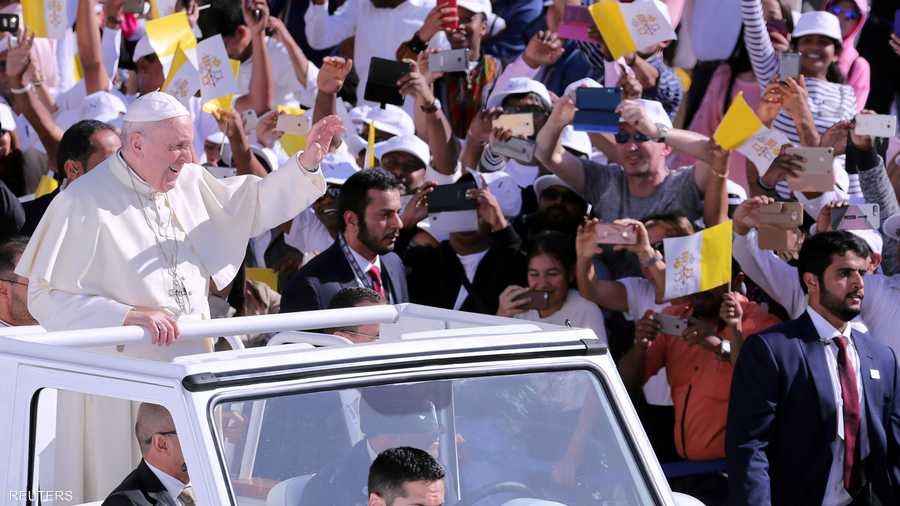 وصل البابا فرنسيس على متن سيارة مكشوفة وسط ترحيب حافل من جموع المؤمنين، الذين غصت بهم مدينة زايد، التي اكتست بوشاح المحبة والسلام.