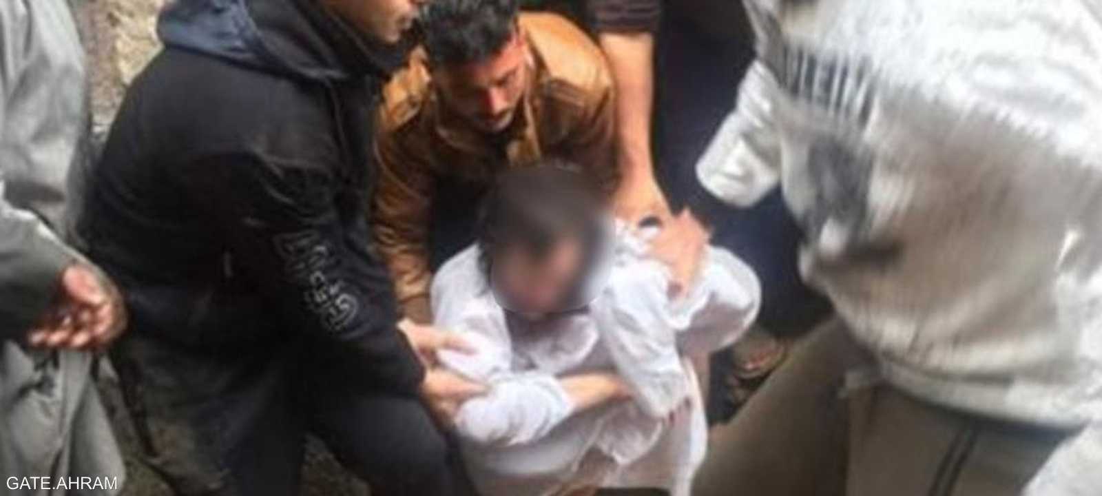 الشاب بعد إنقاذه من قبل الأجهزة المختصة.