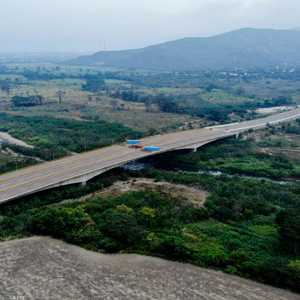 الجيش الفنزويلي يقطع جسر حدودي مع كولومبيا