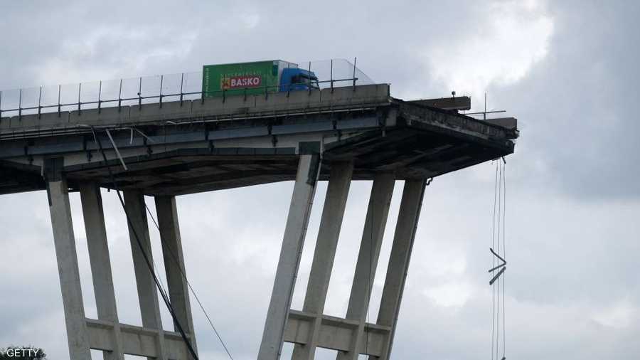 إيطاليا بدأت بهدم بقايا جسر على الطريق السريع في مدينة جنوى.