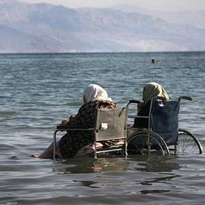 سيدتان عربيتان في البحر الميت طلبا للعلاج