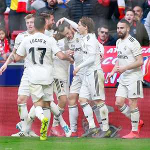 لاعبو ريال مدريد يحتفلون بعد الفوز على الأتلتيكو