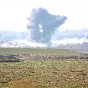 أعمدة الدخان تتصاعد من قرية الباغوز التي يسيطر عليها داعش