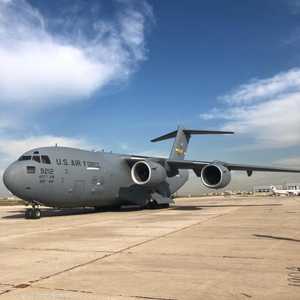 المساعدات حملت على طائرة عسكرية أميركية