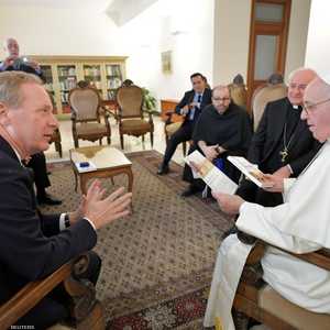 البابا فرنسيس خلال استقباله رئيس شركة مايكروسوفت براد سميث