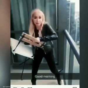 "مؤثرة" كندية ترمي كرسيا من الطابق 45