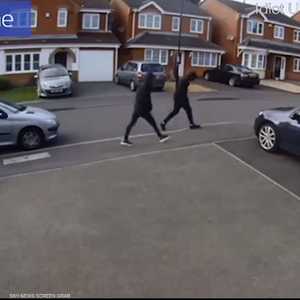 رجل "شجاع" يمنع لصوصا من سرقة سيارة جاره