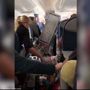 لحظات مرعبة على متن طائرة أميركية