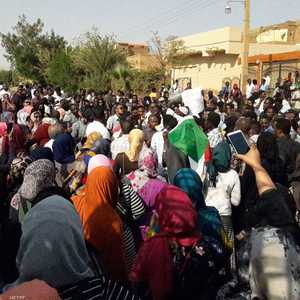 الشارع السوداني يتجاهل المعارضة ويواصل المظاهرات