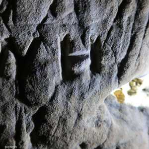 في أحد الكهوف عثر على نقوش لما يعتقد أنها كانت بوابة الجحيم