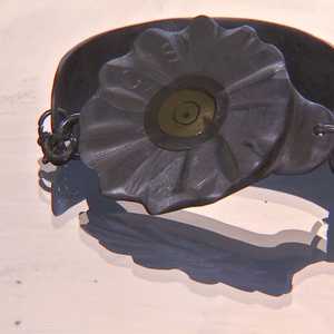 حين تتحول القنابل والرصاص إلى أدوات للزينة