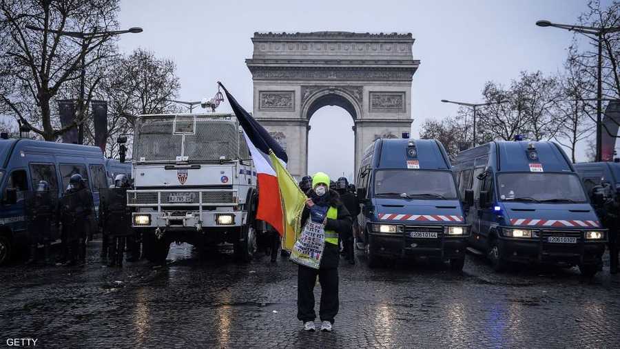تأمل غالبية من الفرنسيين (56 في المئة) في إيقاف التظاهرات، حسب استطلاع نشرت نتائجه الأربعاء.