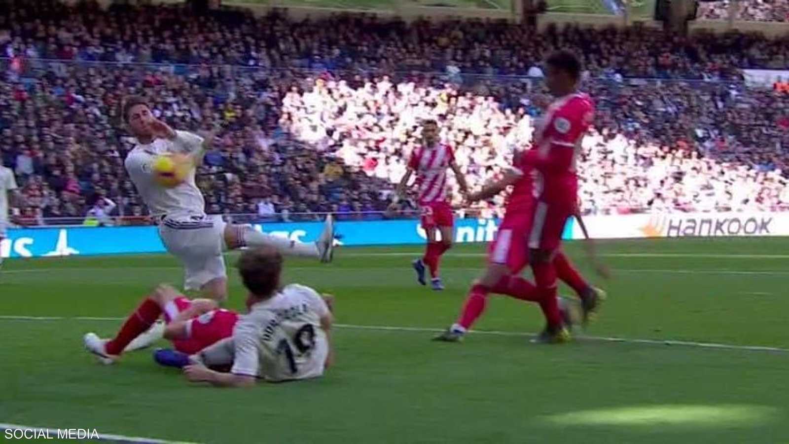 لمس راموس للكرة