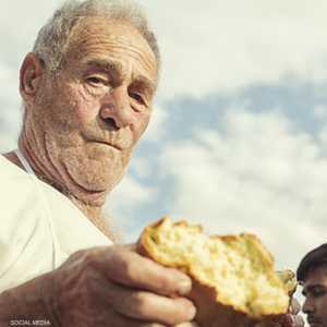 الخباز كان يقدم الخبز للاجئين مجانا