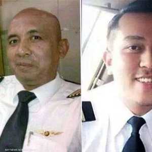 قائد الماليزية (يسار) ومساعده