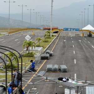 تجهيزات قرب الحدود الفنزويلية لحفل موسيقي دعا إليه برانسون