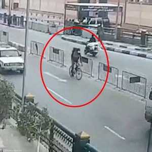 الإرهابي على دراجته قبل تفجير نفسه.. نقلا عن صحيفة الشروق