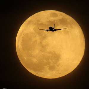 القمر الثلجي العملاق