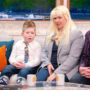 الطفل نوح مع والديه الآن أصبح عمره 6 سنوات