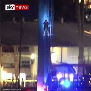 إنقاذ عالقين في لعبة مائية