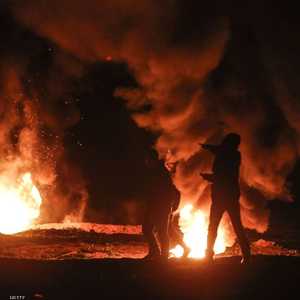 متظاهرون يشعلون النيران ليلا على حدود غزة وإسرائيل